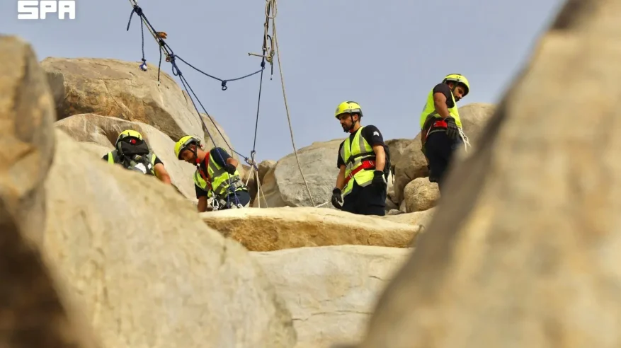 فرق الإنقاذ الجبلي بالدفاع المدني تنتشر في مشعر عرفات لخدمة ضيوف الرحمن