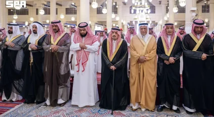 أمير الرياض يؤدي صلاة الميت على الأمير نواف بن نايف بن ممدوح بن عبدالعزيز