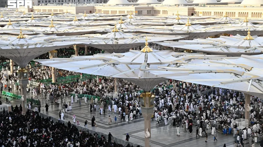 أجواء إيمانية يعيشها زوار المسجد النبوي قبيل الغروب