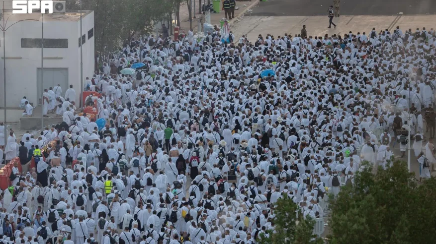 حجاج بيت الله الحرام ينفرون من عرفات إلى مزدلفة