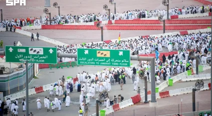 حجاج بيت الله الحرام يرمون جمرة العقبة يوم النحر