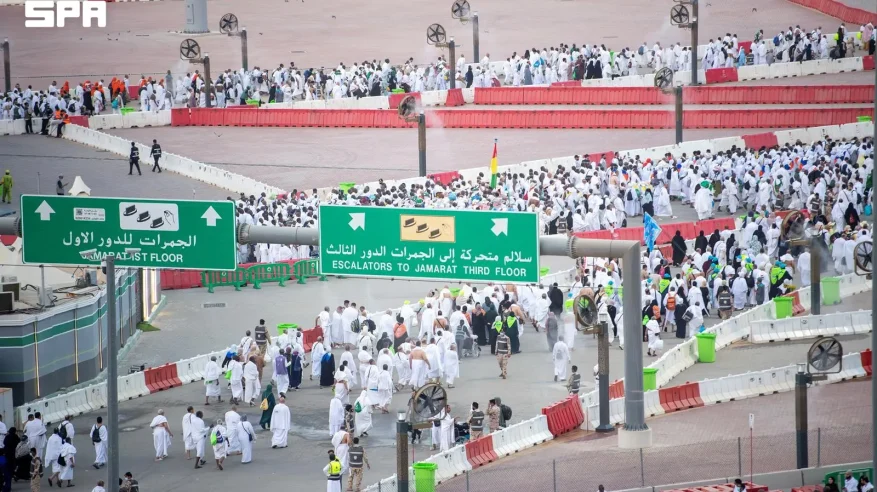 حجاج بيت الله الحرام يرمون جمرة العقبة يوم النحر