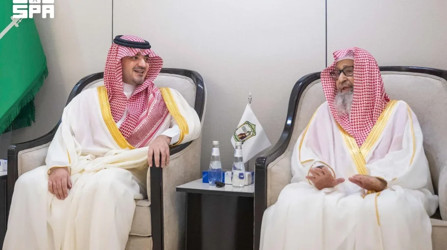 عبدالعزيز بن سعود يزور سماحة المفتي 