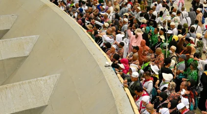 حجاج بيت الله الحرام يرمون الجمرات الثلاث في أول أيام التشريق
