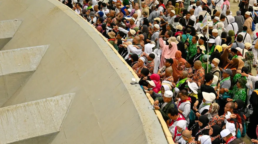 حجاج بيت الله الحرام يرمون الجمرات الثلاث في أول أيام التشريق