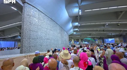49 حصاة تختصر مشهد رمي الجمرات في منى.. بين التكبير والدعاء