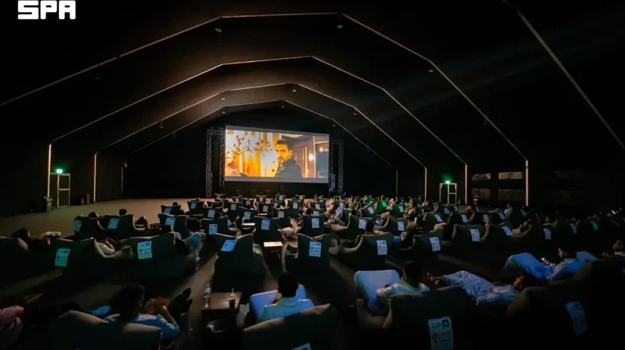 سينما القطيف تفتح أبوابها على الكورنيش بتجربة ترفيهية تجمع الأفلام وأجواء البحر