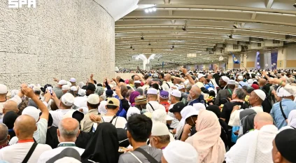 حجّاج بيت الله الحرام يرمون الجمرات الثلاث في ثاني أيام التشريق