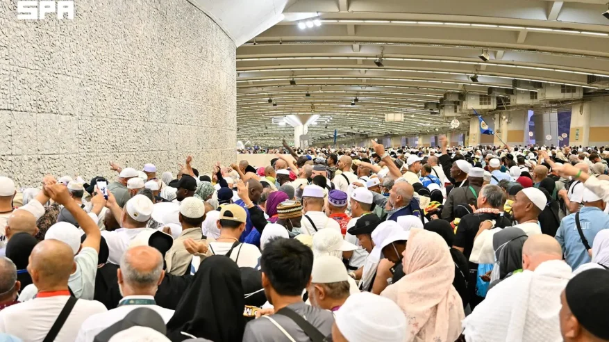 حجّاج بيت الله الحرام يرمون الجمرات الثلاث في ثاني أيام التشريق