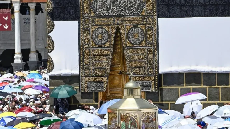 حجاج بيت الله الحرام يؤدون طواف الوداع في ختام مناسكهم
