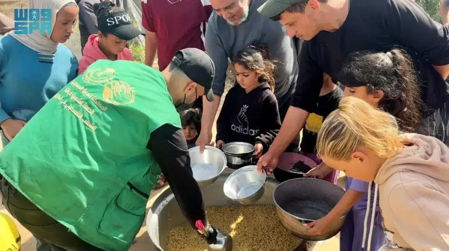 سلمان للإغاثة يواصل توزيع الوجبات الغذائية الساخنة في قطاع غزة​