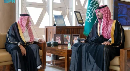الأمير راكان بن سلمان يستقبل وفدًا من أسرة السالم
