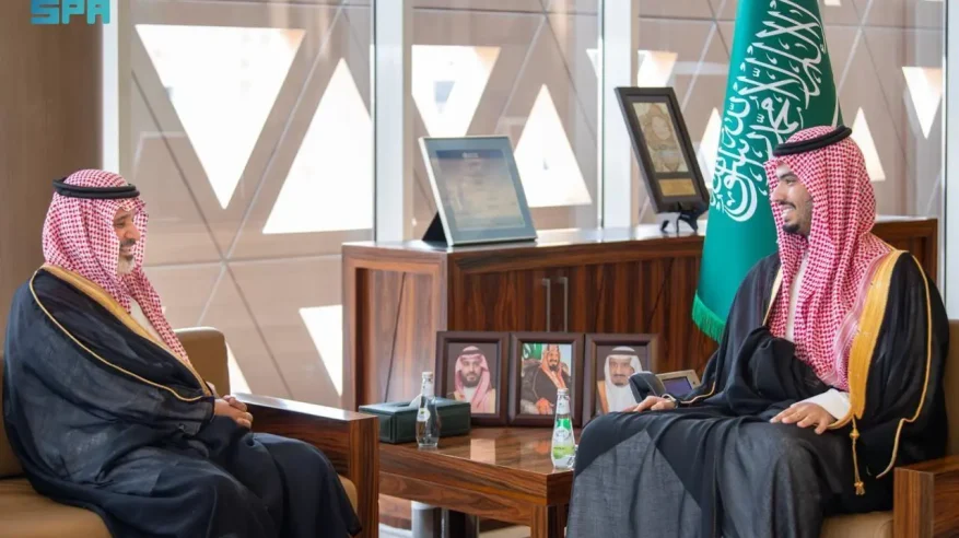 الأمير راكان بن سلمان يستقبل وفدًا من أسرة الباهلي