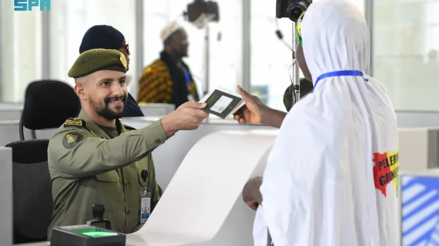 جوازات مطار الأمير محمد بن عبدالعزيز تستقبل أولى رحلات ضيوف الرحمن من غينيا