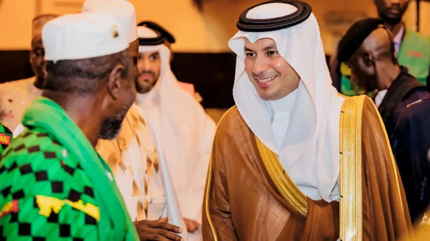سفير المملكة في غينيا كوناكري يودّع حجاج بيت الله الحرام
