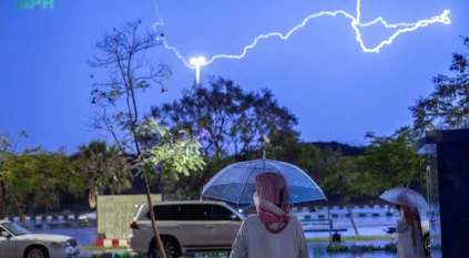 مشاهد جمالية في عسير.. أمطار غزيرة وبروق وأجواء ضبابية