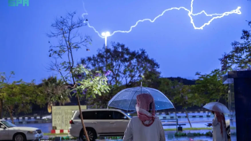 مشاهد جمالية في عسير.. أمطار غزيرة وبروق وأجواء ضبابية