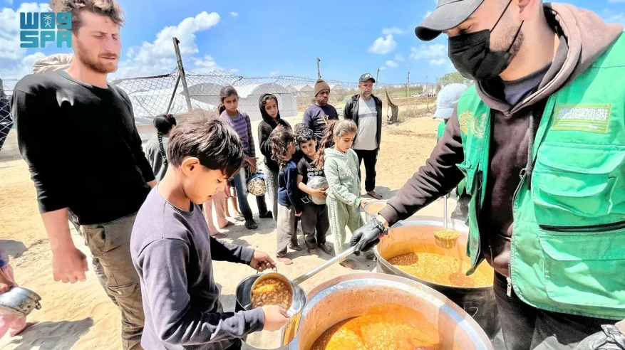 المطبخ المركزي التابع لسلمان للإغاثة يواصل تقديم الوجبات الغذائية في قطاع غزة