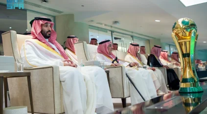 ولي العهد يتوج لاعبي الهلال بالميداليات الذهبية بعد فوزهم بكأس خادم الحرمين
