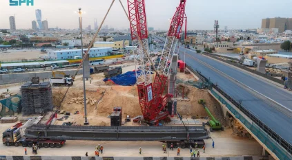 تنفيذ عملية رفع هندسية دقيقة لجسرين علويين ضمن مشروع تطوير الطرق المحيطة بمركز الملك عبداللّه المالي