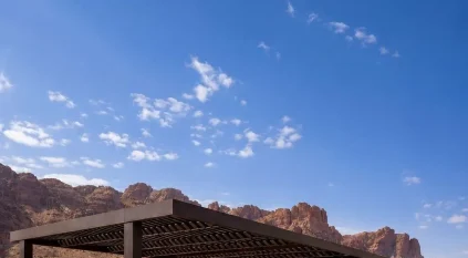 ملكية العُلا تبدأ تطبيق الدليل التنظيمي لمظلات مواقف السيارات وتفعيل اللوائح الرقابية