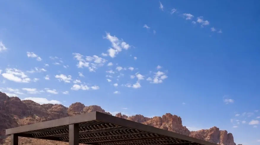 ملكية العُلا تبدأ تطبيق الدليل التنظيمي لمظلات مواقف السيارات وتفعيل اللوائح الرقابية