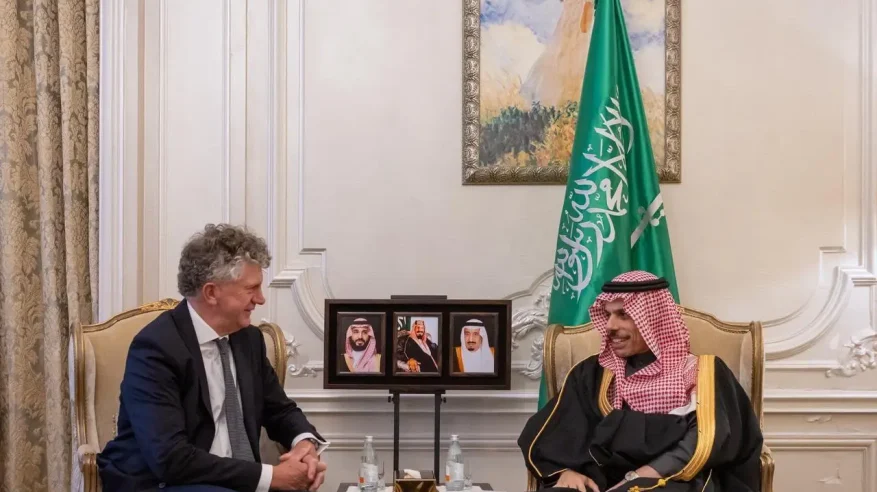 فيصل بن فرحان يلتقي مستشار الأمن القومي البريطاني