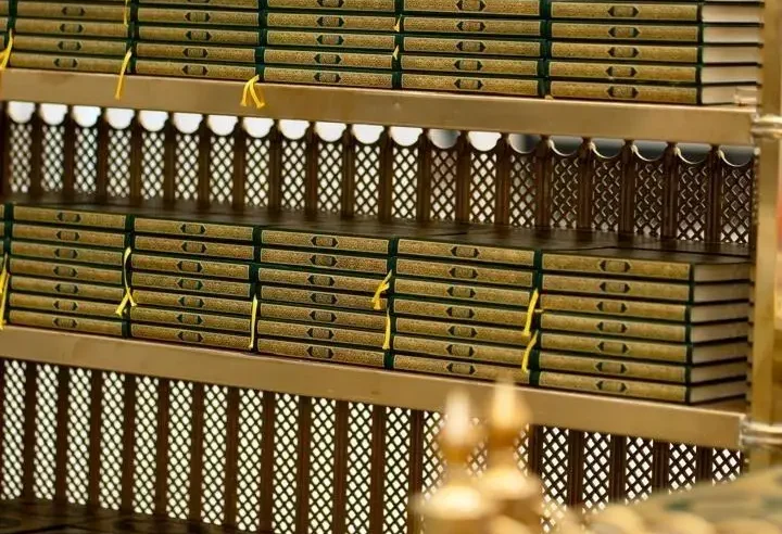 المصاحف في المسجد الحرام.. عناية متكاملة تُجسّد رعاية المملكة لرسالة القرآن الكريم