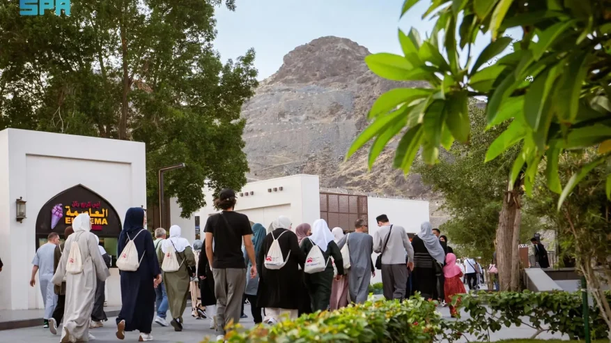 وفود ضيوف الرحمن يزورون حي حراء الثقافي بمكة المكرمة ويطّلعون على إرث الوحي والتاريخ الإسلامي