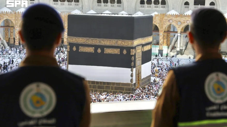 قوة الدفاع المدني بالحج تواصل جهودها الميدانية في المسجد الحرام وساحاته لخدمة ضيوف الرحمن