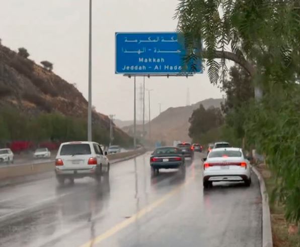 هطول أمطار الخير على العاصمة المقدسة