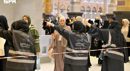 المرأة السعودية تقدم دورها الريادي في خدمة ضيوف الرحمن داخل المسجد الحرام