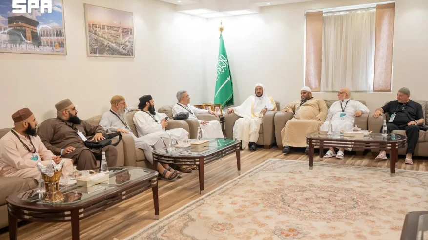 وزير الشؤون الإسلامية يؤكد أهمية الوسطية والاعتدال في لقاء مع علماء ومفتين بمشعر منى