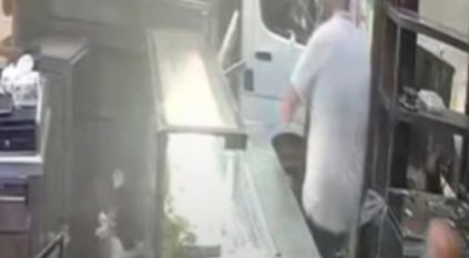 بالفيديو.. لحظة تصادم “ميكروباص” بالمواطنين داخل مطعم بمصر