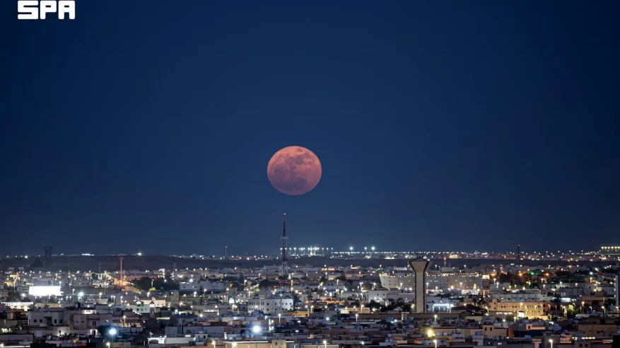 رُصد البدر الأخير من عام 1447هـ في سماء الشمالية