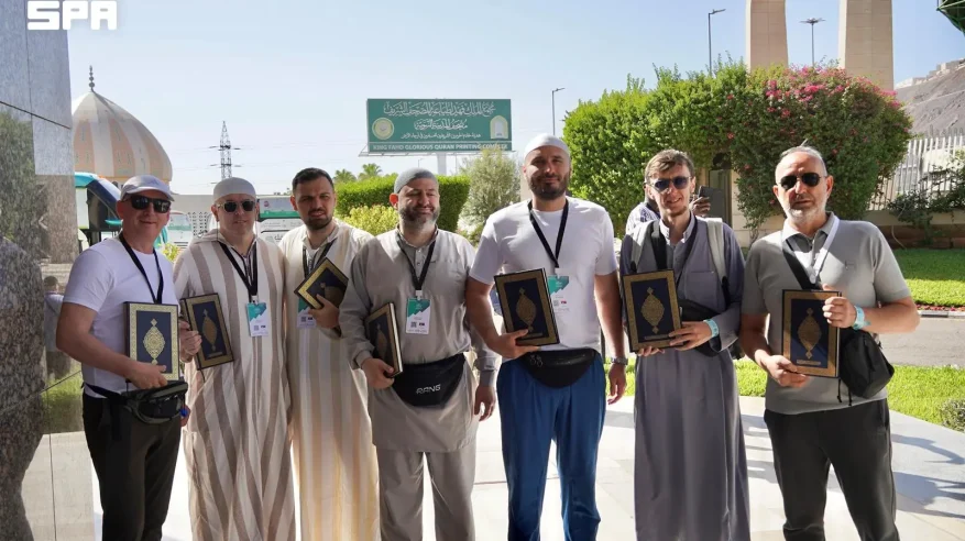 ضيوف برنامج خادم الحرمين يزورون مجمع الملك فهد لطباعة المصحف الشريف بالمدينة المنورة