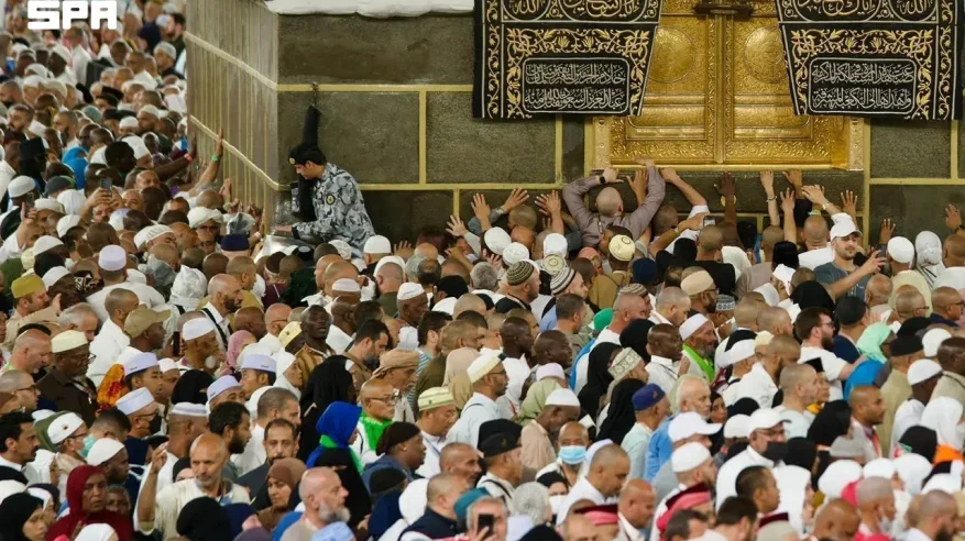 الملتزم بالكعبة المشرفة.. موضع تضرع وابتهال يُجسِّد عمق الارتباط ببيت الله الحرام