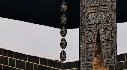 ليلة تبديل كسوة الكعبة المشرفة.. استعداداتٌ متقنة تُمهّد لارتداء ثوبها الجديد مع إشراقة العام الهجري