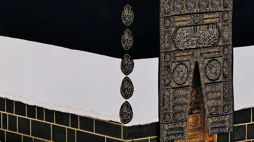 ليلة تبديل كسوة الكعبة المشرفة.. استعداداتٌ متقنة تُمهّد لارتداء ثوبها الجديد مع إشراقة العام الهجري