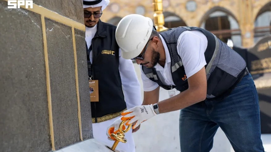 أنامل سعودية تحيك المشهد الأخير لرحلة كسوة الكعبة قبل اعتلائها البيت العتيق