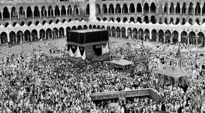 قرنٌ من العناية والإتقان.. تاريخ كسوة الكعبة المشرفة في العهد السعودي