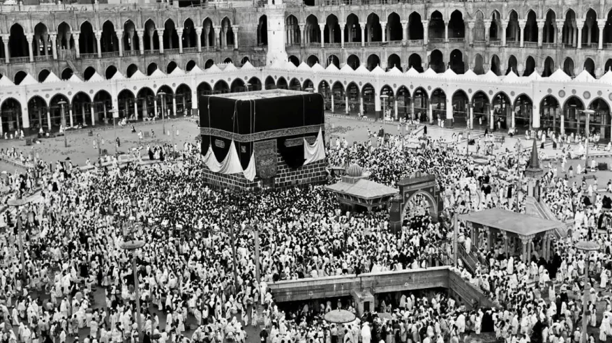 قرنٌ من العناية والإتقان.. تاريخ كسوة الكعبة المشرفة في العهد السعودي