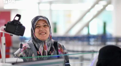 الجوازات تودع حجاج بيت الله الحرام وتستقبل ضيوف الرحمن القادمين لأداء العمرة