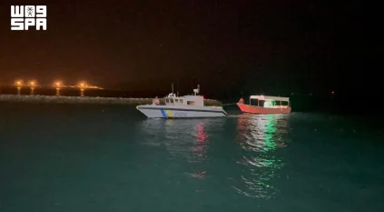 حرس الحدود في ينبع ينقذ مواطنين تعطلت واسطتهما البحرية في عرض البحر