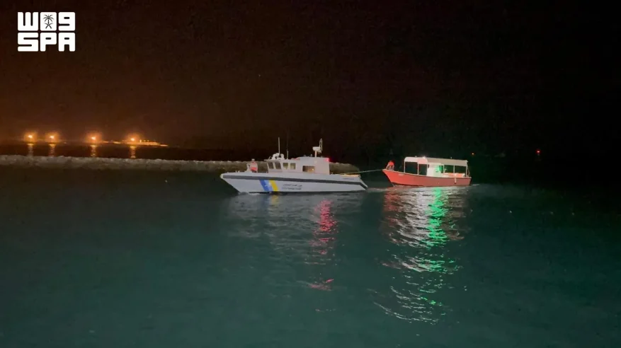 حرس الحدود في ينبع ينقذ مواطنين تعطلت واسطتهما البحرية في عرض البحر