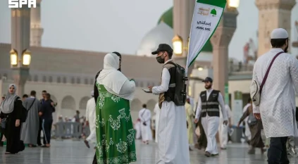 الفرق الراجلة بشؤون الحرمين تواصل تقديم خدماتها الميدانية لزوار المسجد النبوي