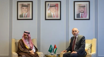 فيصل بن فرحان يبحث تطورات الأوضاع في المنطقة مع وزير خارجية الأردن