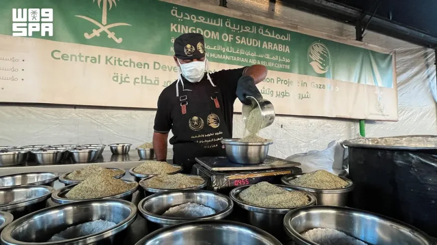 سلمان للإغاثة يواصل توزيع الوجبات الغذائية الساخنة وسط وجنوب قطاع غزة