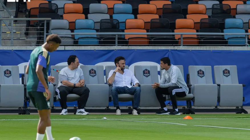 بحضور وزير الرياضة.. المنتخب السعودي يختتم تحضيراته لمواجهة الرأس الأخضر في كأس العالم
