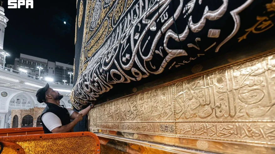 العناية بالحرمين ترفع ستارة باب الكعبة استعدادًا لغسلها